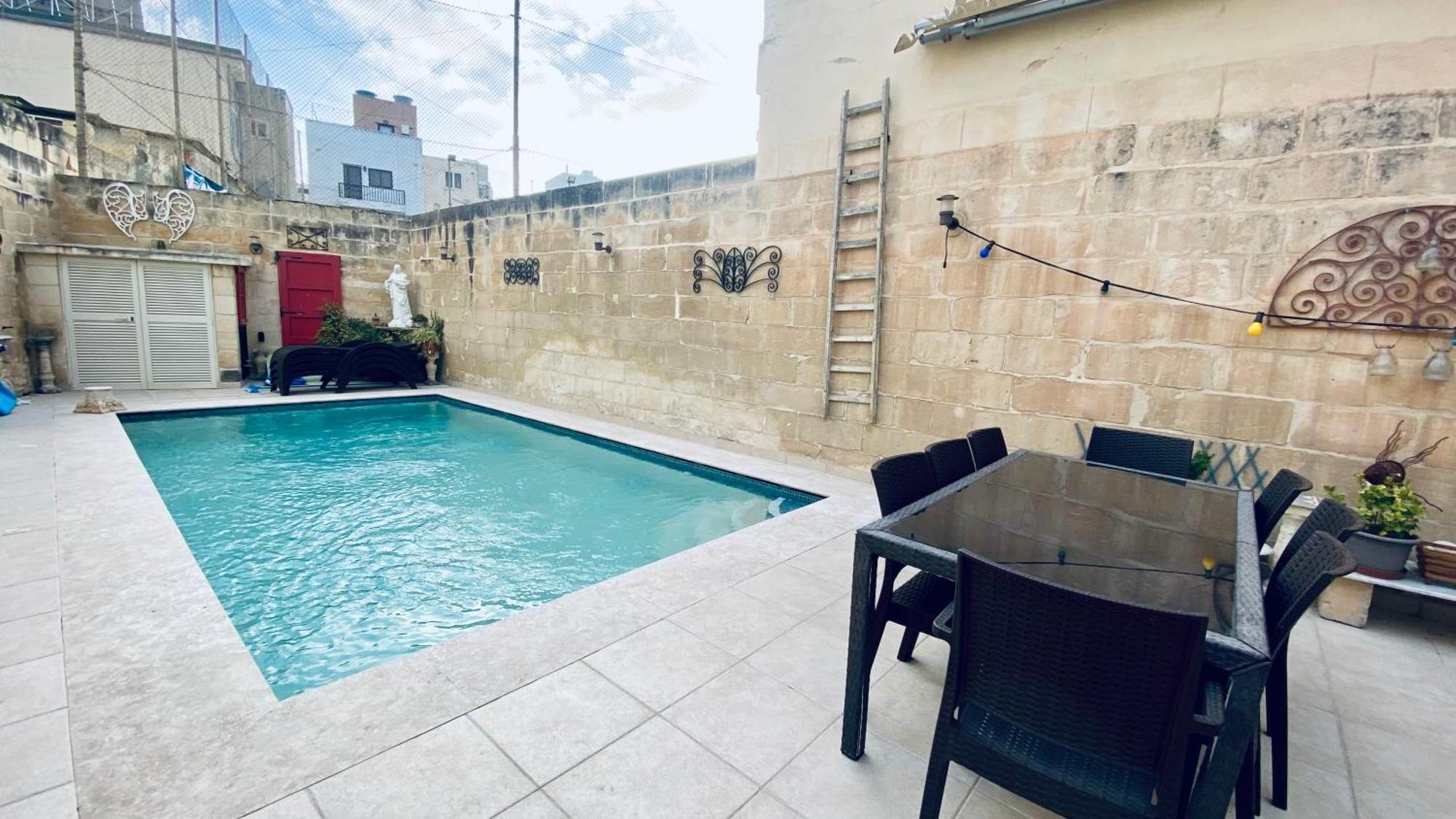 Free Breakfast, Pool, Spacious Aircon Hideaway Apartamento Mosta Exterior foto